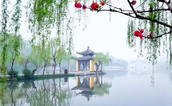 配先查-官网 “东风X嫩柳，碧水X晴空”，中间填上哪两个字最有诗意？